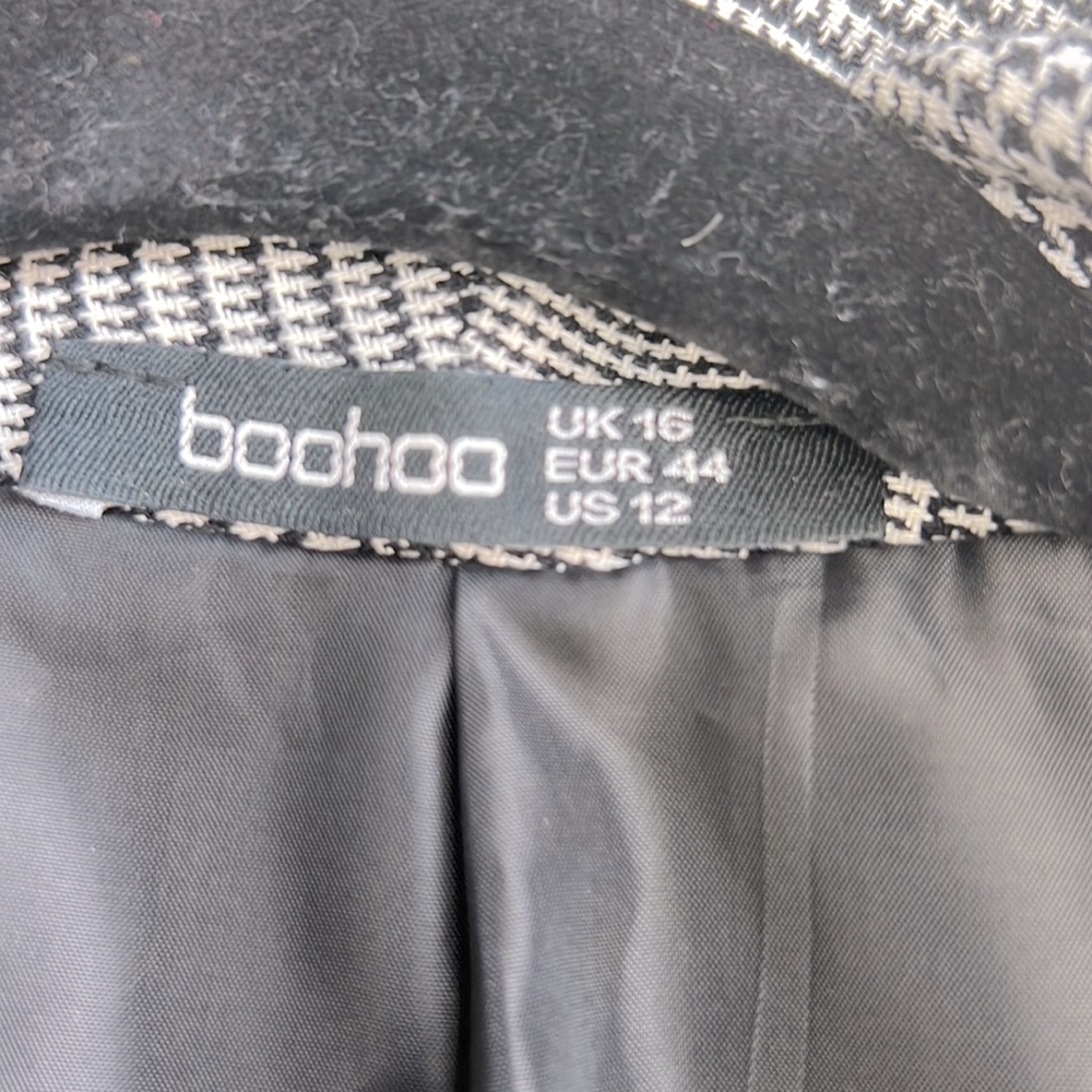 Boohoo lightly worn open blazer perfect for a trendy business look or interview - Picture 3 of 3